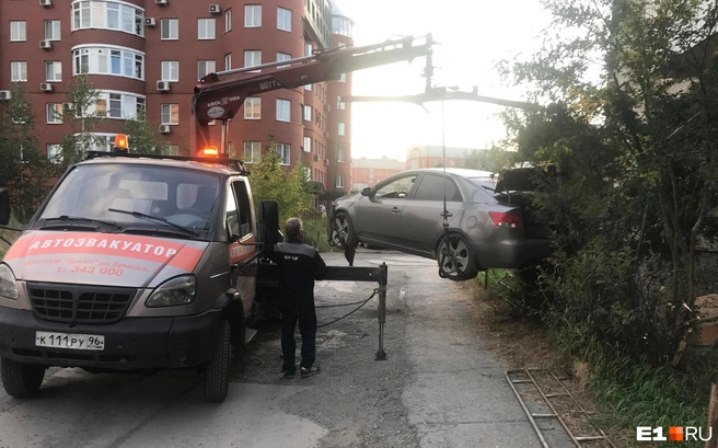 Чтобы снять KIA с забора, пришлось вызывать эвакуатор | Источник: читатель E1.RU