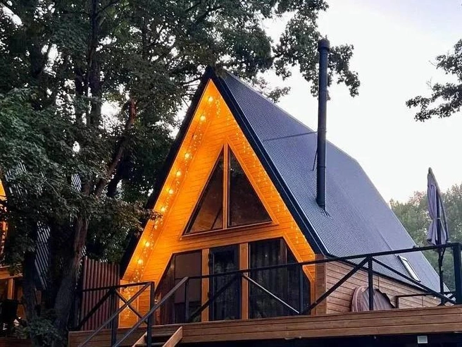 На территории три домика, которые можно арендовать | Источник: eliseevy-polyany.ru