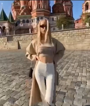 Скандал дня: OnlyFans-модель показала грудь на фоне храма Василия Блаженного