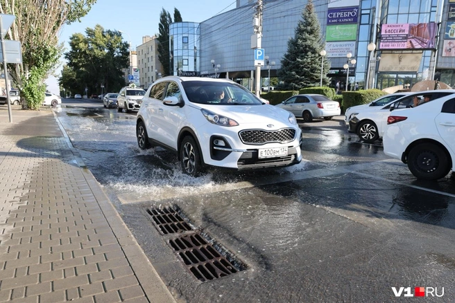 Гейзер уже несколько часов затапливает подъезд к Астраханскому мосту со стороны набережной | Источник: Алексей Волхонский / V1.RU