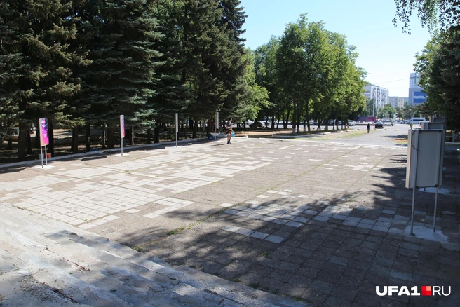 Площадь перед входом в филармонию