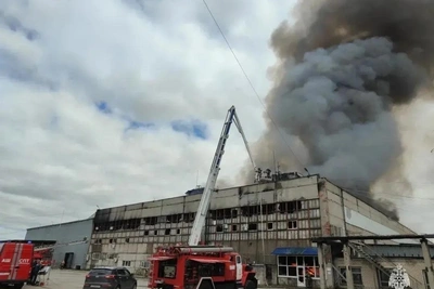 Пожар на складах в Архангельске тушат 100 спасателей