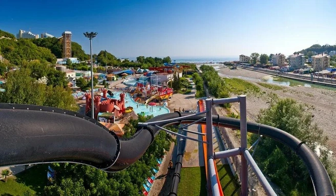Веселье, брызги и улыбки — всё это в аквапарке | Источник: akvapark-nebug.ru