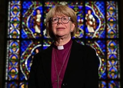 Феминистка, выступающая за права ЛГБТ: Сара Муллали — первая в истории женщина-глава церкви Англии