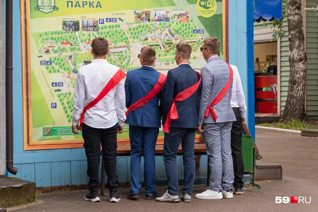 Хватит разглядывать карту парка! Повернитесь к фотографу | Источник: Сергей Федосеев