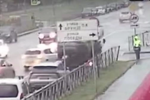 Момент, когда белый авто врезается в темный эвакуатор | Источник: ДТП и ЧП | Санкт-Петербург / Vk.com