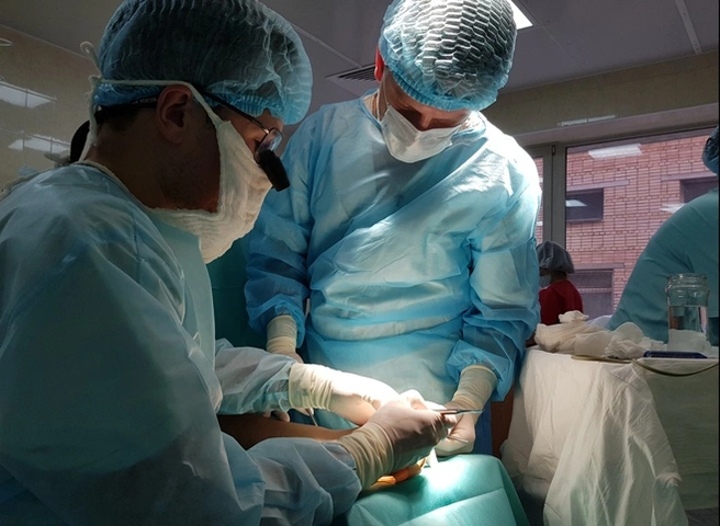 Рязанца, получившего травму на футболе, прооперировали с помощью микроинструментов | ya62.ru