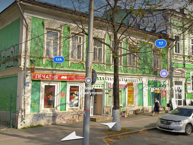 Пару лет назад здесь был старинный домик с магазинчиками | Источник: панорама Yandex.ru/maps