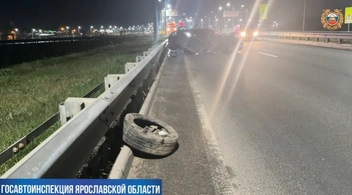 Иномарка перекрыла одну полосу движения | Источник: Госавтоинспекция Ярославской области / Max