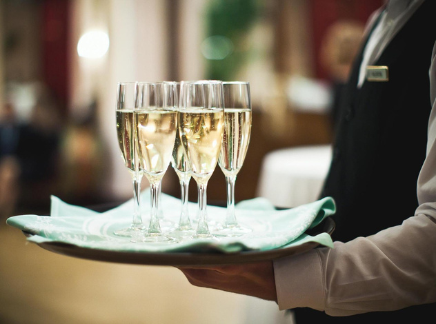 Шампанское, игристое вино и просекко: в чем разница между этими напитками (и какой лучше подавать к столу)