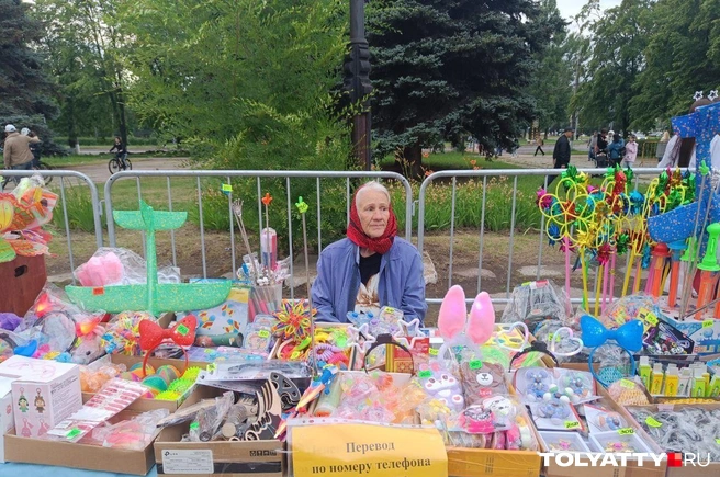 Бабушка грустит и ждет у своего мини-магазинчика покупателей (а они стоят за лабубу) | Источник: Юлия Дроглева