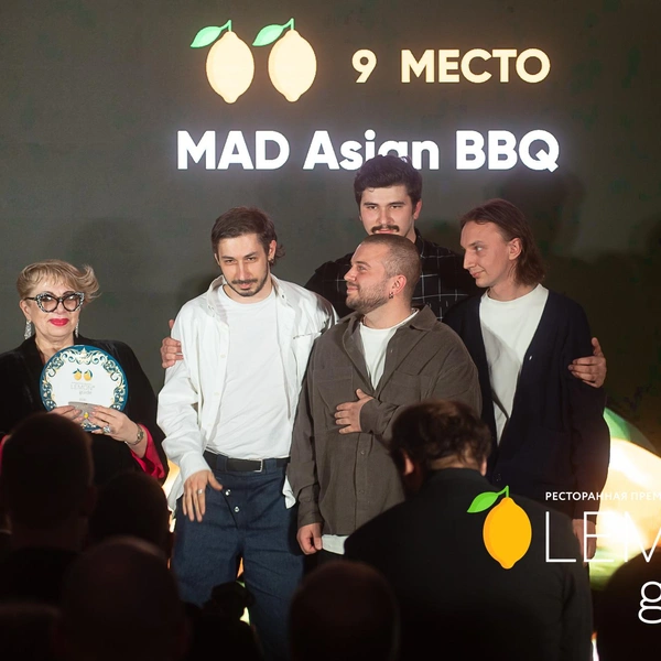 Вручение тарелки MAD Asian BBQ | Источник: Сергей Николаев/ FONTANKA.RU