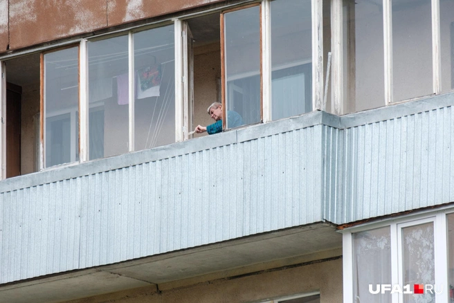 А еще это самое время, чтобы покрасить балконную раму | Источник: Булат Салихов / UFA1.RU