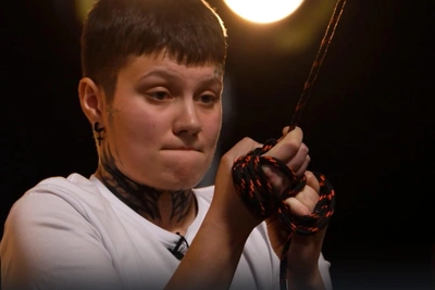 Пацанка из Иркутска разрыдалась на шоу от бессилия