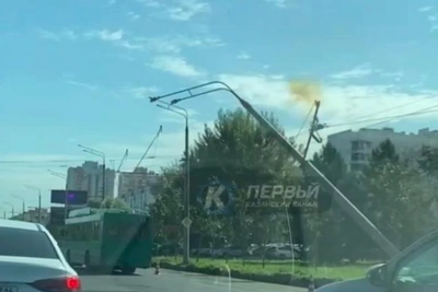 В Казани троллейбус повалил столб, встав общественный транспорт