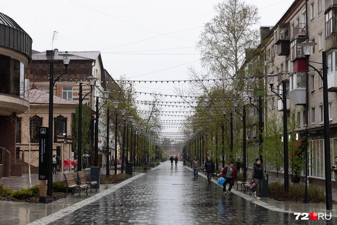 Советские многоквартирные дома контрастируют с обстановкой пешеходной улицы | Источник: Ирина Шарова / 72.RU