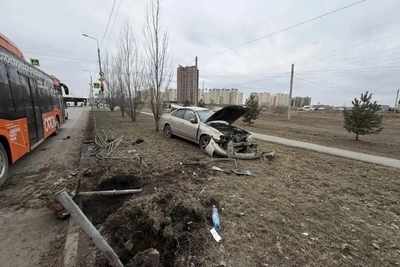 Пьяный подросток на Nissan влетел в ограждение в Омске