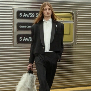 Юра в строю: Мужчина-модель впервые принял участие в показе Chanel