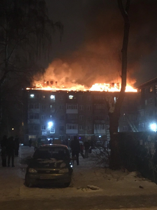 На фото видно, что дом отключили от электричества | Источник: ЧП и ДТП | Чрезвычайное происшествие | ПЕРМЬ / Vk.com
