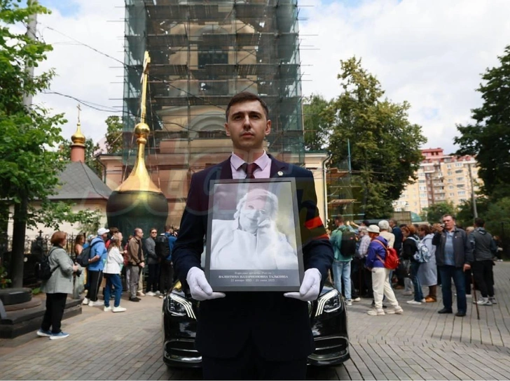 На прощание с легендой кино пришло большое количество поклонников