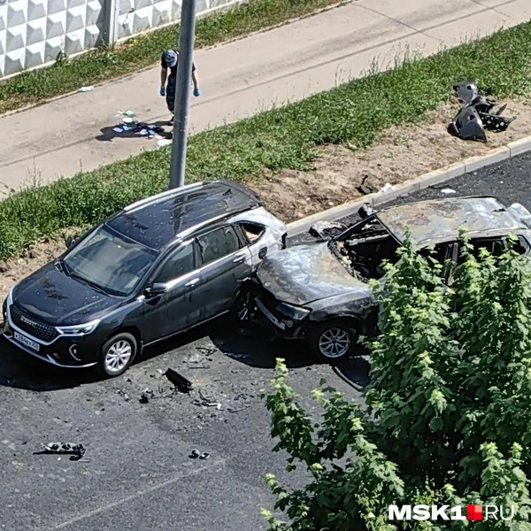 Взорванный BMW проехал еще несколько метров и врезался в припаркованную машину&nbsp;— у нее обгорела часть кузова | Источник: Дмитрий Бондарев / MSK1.RU