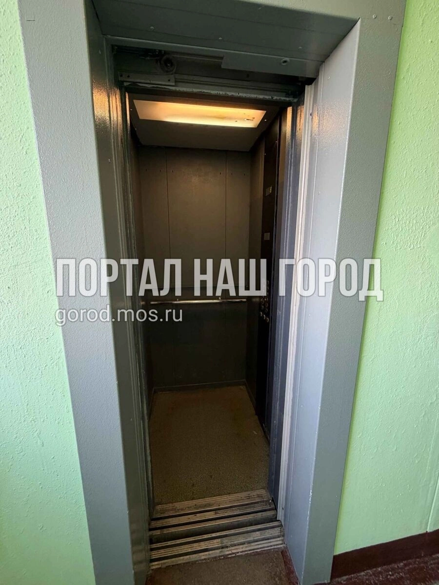 Двери в лифте захлопываются, не реагируя на людей | Источник: gorod.mos.ru