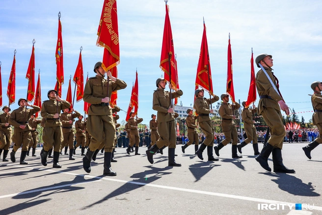 Участники парада в военной форме времен Великой Отечественной войны | Источник: Ксения Филимонова / «ИрСити»