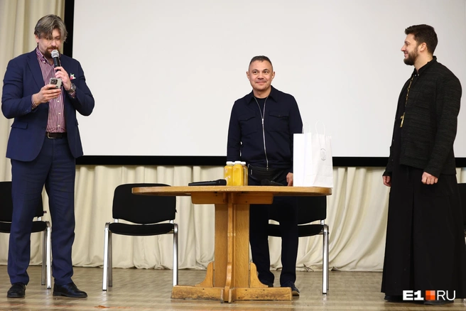 Костя Цзю выступал в гимназии при храме Святого Пантелеймона | Источник: Владислав Лоншаков / E1.RU