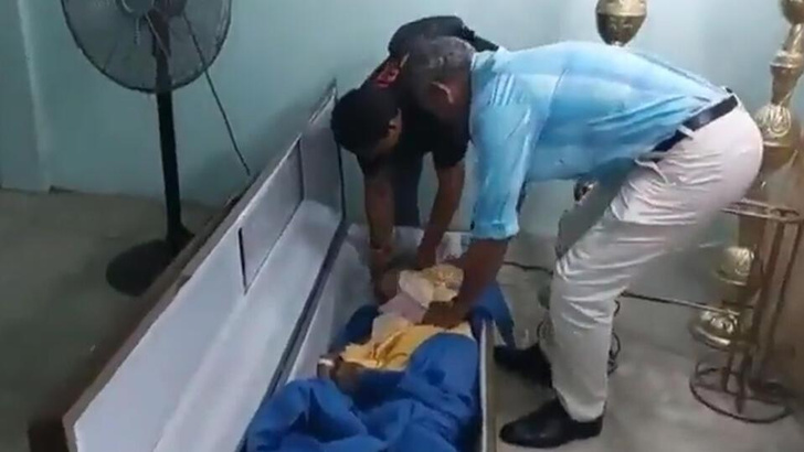 Убийственная шутка. Женщина из Эквадора «воскресла» на своих похоронах, но смерть догнала ее через неделю