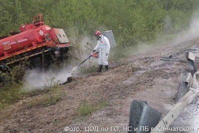 На Камчатке перевернулся бензовоз, водитель не пострадал