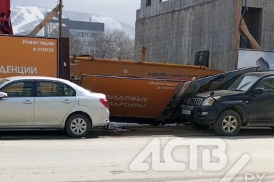 Забор стройки в Южно-Сахалинске обрушился на автомобили