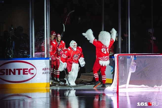 Выход игроков на лед | Источник: Евгений Вдовин / 161.RU