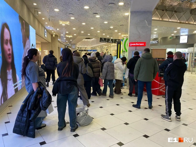 Наличка в подарок&nbsp;— простой, но хороший вариант | Источник: Ирина Порозова / E1.RU