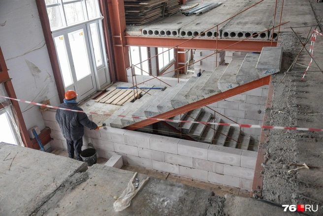 Смонтированы лестницы