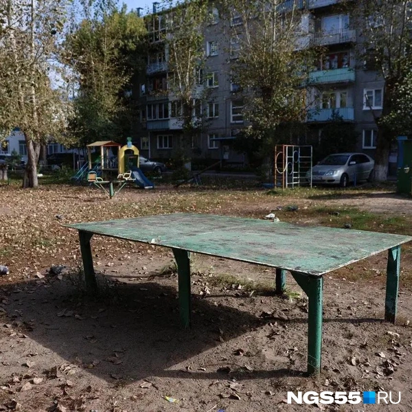 Для спортивных детей на площадке установили столик для настольного тенниса, но, увы, без сетки | Источник: Евгений Софийчук / NGS55.RU