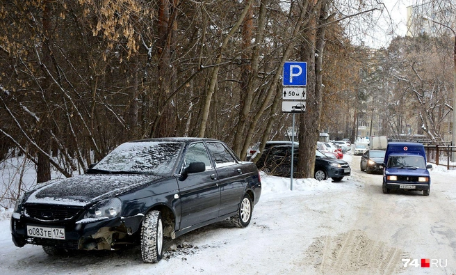 В зоне запрета остановки есть парковочный карман на 15-20 машин, но даже с учетом этого общее количество мест сократилось в разы. Priora стоит в запрещенном месте | Источник: Артем Краснов