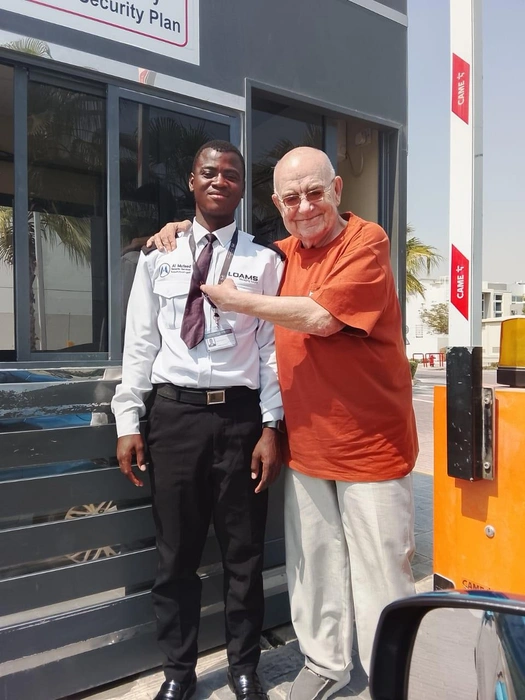 Валерий Магдьяш с другом из Эфиопии в ОАЭ | Источник: Хозяйка приюта Ольга Васильевна