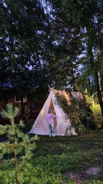 Строить шалаш&nbsp;— особый кайф | Источник: пресс-служба JOYCAMP.Family
