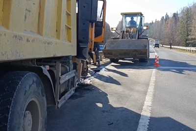 Фура врезалась в балку моста в Нижегородской области