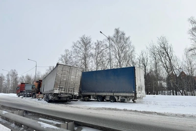 Массовая авария с фурами в Тюмени разрушила разделительную полосу
