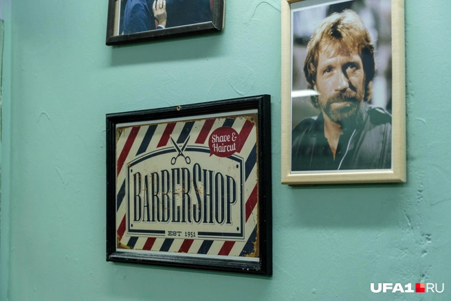 Антураж мужского «салона красоты» прямо излучает маскулинность: череп буйвола на стене, портрет Чака Норриса, а посреди зала настоящий байк | Источник: Булат Салихов / UFA1.RU