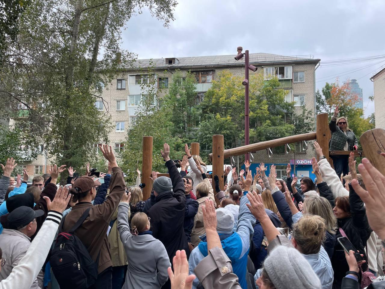 В легендарном парке в центре Екатеринбурга собралась толпа. Люди хотят защитить зеленую зону