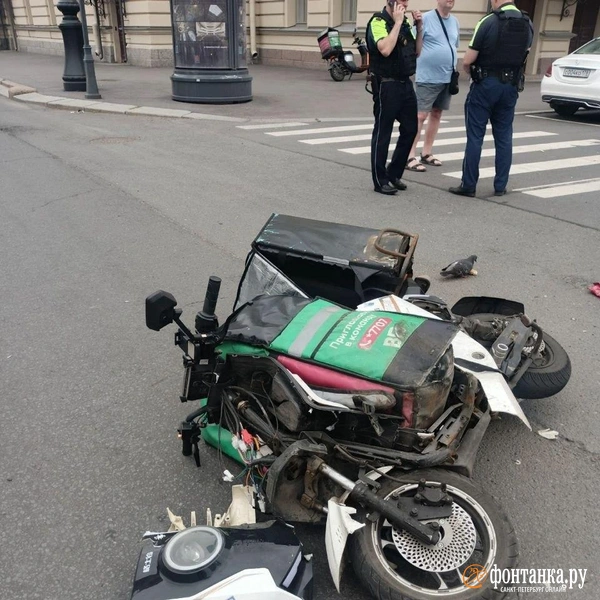 У Мариинского театра таксист подбил доставщика на скутере. Последний госпитализирован  | Источник: читатель «Фонтанки» Андрей