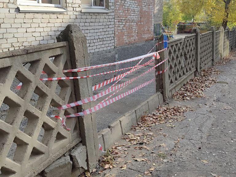 «Чудом не убил детей»: в Волгограде в детском саду рухнул бетонный забор