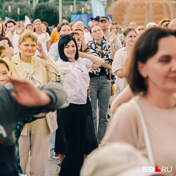 Пока диджей ставит музыку, можно и размяться перед главным артистом | Источник: Репсиме Зурнаджян / 59.RU