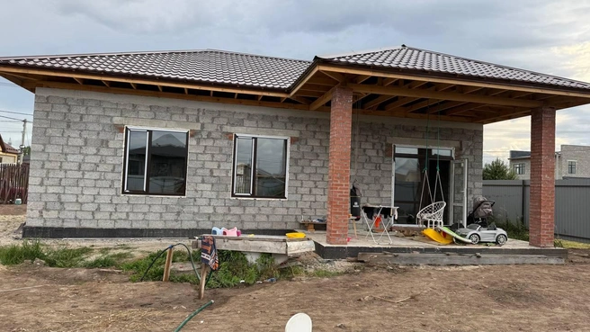 Подрядчик бросил семью с одной коробкой. Крышу и окна супруги установили уже без него  | Источник: Анастасия Сорокина