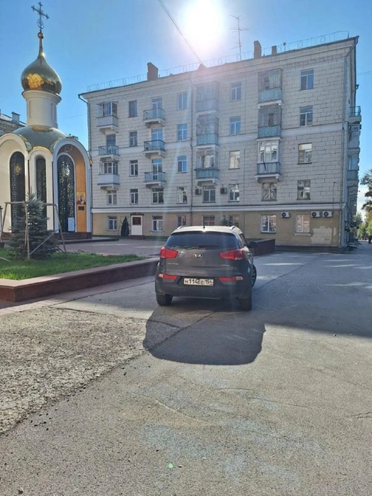 Место для парковки не самое удачное, но владельца Kia это не смутило | Источник: читательница НГС
