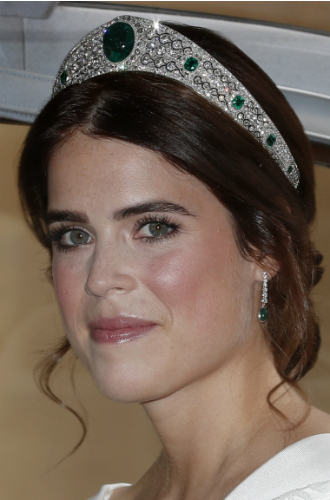 Принцесса ЕвгенияПринцесса Евгения также удивила поклонников, выбрав для своего свадебного образа не фамильную тиару Йоркских, а тиару-кокошник с изумрудными камнями и розовыми бриллиантами ювелирной марки Boucheron. Это украшение было подарено британской королевской семье Маргарет Гревилл в 1942 году, и с тех пор тиару ни разу не надевали на публичные мероприятия. Стоит отметить, что выбор принцессы Йоркской был неожиданным, однако тиара, дополненная серьгами с изумрудами, стала главным элементом свадебного образа внучки королевы Елизаветы.