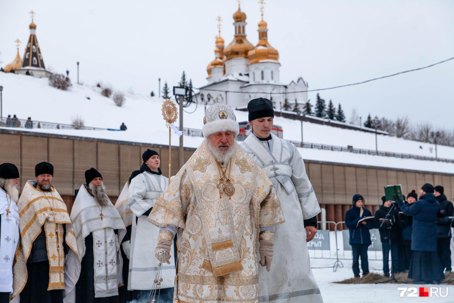 C Крещением! Владыка Дмитрий освятил воду в Тюмени — смотрим видео, как это было