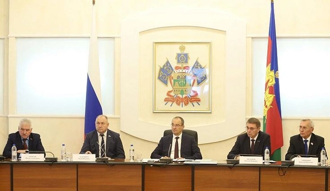 К обсуждению по видеосвязи также присоединились сенаторы, депутаты Госдумы, депутаты ЗСК из округов и муниципальные депутаты | Источник: пресс-служба Законодательного Собрания Краснодарского края